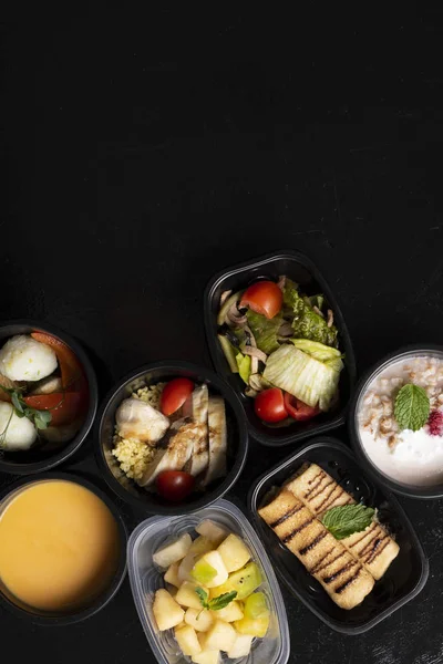 Konteynırlarda sağlıklı bir öğle yemeği yiyebiliriz. Üst görünüm