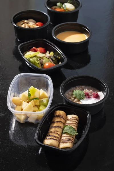 Konteynırlarda sağlıklı bir öğle yemeği yiyebiliriz. Üst görünüm