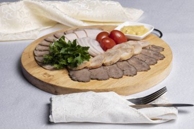 çatal, kinlife, farklı et türleri, tahtanın üzerinde hardal.