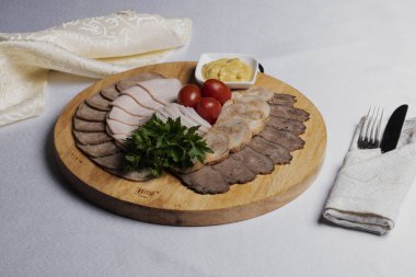 Tahtada farklı et türleri var. Kapatın.