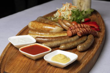 Sebzeli ızgara sosis menüsü, bira aperatifleri.