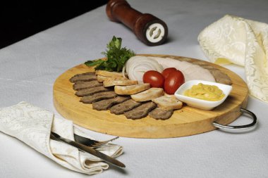 çatal, kinlife, farklı et türleri, tahtanın üzerinde hardal.