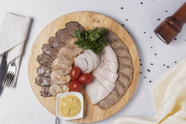 Farklı et türlerinin üst görüntüsü, tahtanın üzerinde hardal.