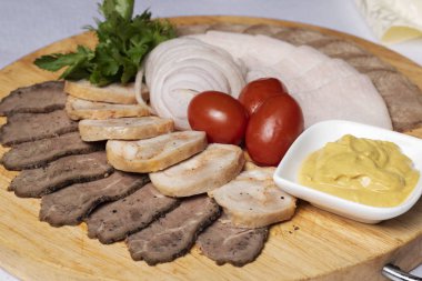 Tahtada farklı et türleri var. Kapatın.