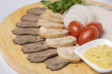 Farklı et türlerinin üst görüntüsü, tahtanın üzerinde hardal.