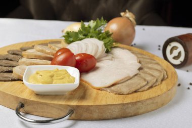 Farklı et türleri, tahtanın üzerinde hardal.