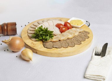 Soğan, farklı türde et, tahtanın üzerinde hardal.