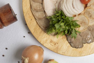 Tahtadaki çiğ et ve sebzeler