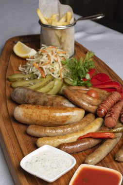 Sebzeli ızgara sosis menüsü, bira aperatifleri.