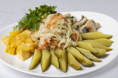 Beyaz bir plaka üzerinde Turşu sebze.