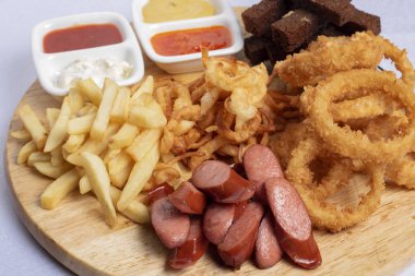 soslar, kurutulmuş peynir ve kızarmış patates, pişmiş sosis bira aperatifler