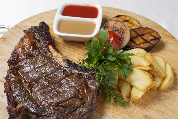 Filete Ternera Parrilla Con Verduras —  Fotos de Stock