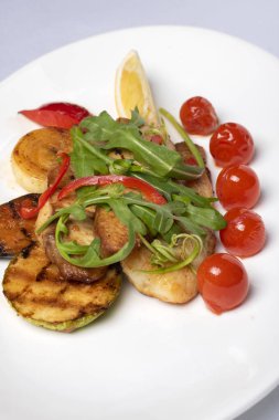 kızarmış kabak, biber ile çiğ kiraz domates, diyet ve kalori için vegan yemek