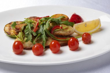 kiraz domates, mikro yeşillik ve renkli biber, limon dilimi ile fesleğen