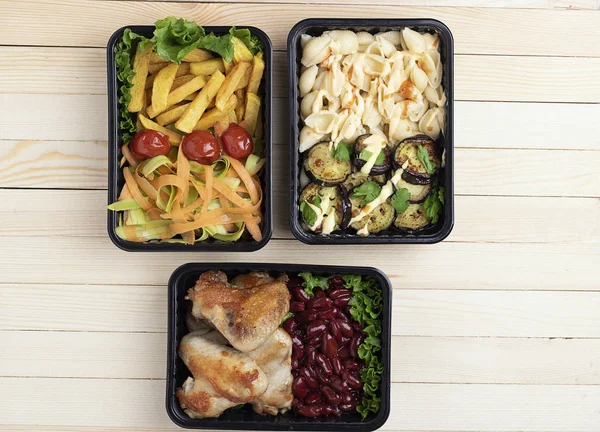 Bovenaanzicht Kippenpoten Bonen Frietjes Salade Noedels Aubergine Containers Gezonde Lunch — Stockfoto