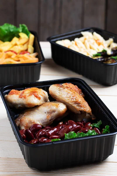 Tavuk budu, fasulye, patates kızartması, salata, erişte, kaplarda patlıcan, sağlıklı öğle yemeği. 