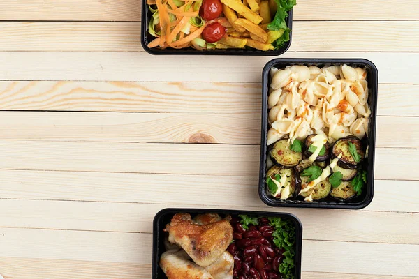 Bovenaanzicht Kippenpoten Bonen Frietjes Salade Noedels Aubergine Containers Gezonde Lunch — Stockfoto