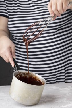 şef çikolata krema, yan görünüm karıştırmak için çırpMa tutar