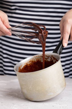 şef bir çikolata tatlı yapmak için bir elek ile un yoğurunu, çırpma