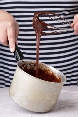 cupcakes yapmak için çikolata karıştırma, çay için tatlı