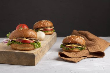 kızarmış mantar, bulanık arka plan ile üç cheesburgers