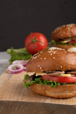susam ile çörekler, mozzarella ve domates ile gevrek mantar burger, kırmızı soğan halkaları, bulanık arka plan