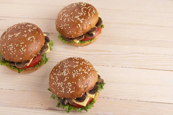 Trzy Grzyby Hamburgery Razem Surowe Składniki Hamburger Cheeseburger — Zdjęcie stockowe