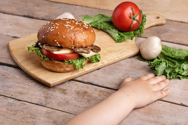 Mão Criança Lado Hambúrguer Cogumelos Mesa Madeira Vegetais Matérias Primas — Fotografia de Stock