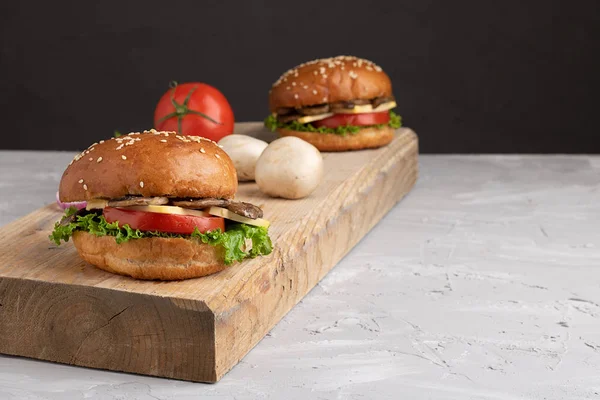 Yapımı Hamburger Ahşap Masada Lezzetli Fast Food Metin Için Yer — Stok fotoğraf