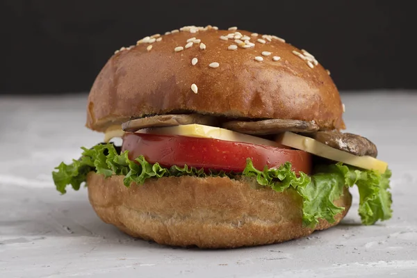 Zbliżenie Grzybów Burger Pomidor Mikro Zieleni Kok Sezam Stole Kreda — Zdjęcie stockowe