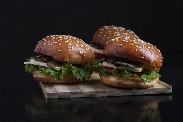 Foto Comida Escura Fundo Cinza Chave Lei Três Cheeseburgers — Fotografia de Stock