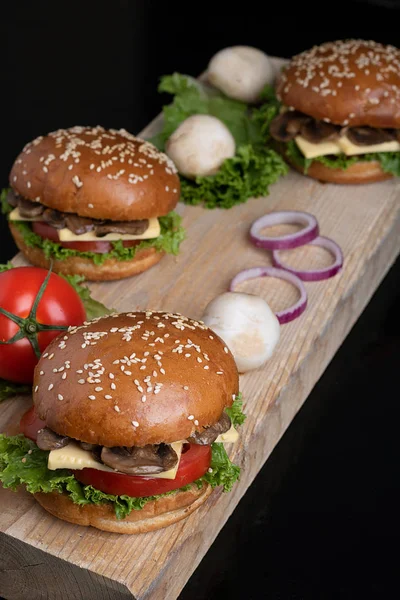 Вид Сбоку Подсветка Помидорах Подсветка Грибные Гамбургеры Кухонной Доске — стоковое фото