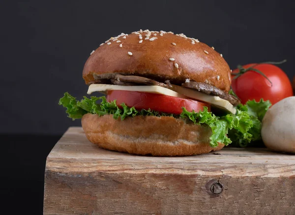 Hambúrguer Cogumelos Pronto Para Comer Pão Assado Com Gergelim Vegetais — Fotografia de Stock