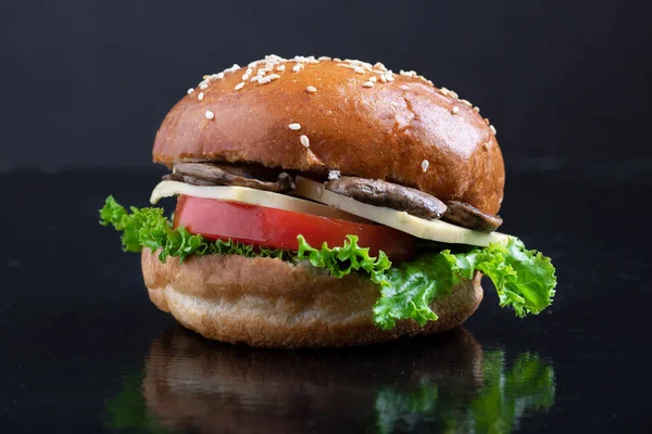 Soczysty Grzyb Burger Serem Pomidorem Czarnym Stole — Zdjęcie stockowe