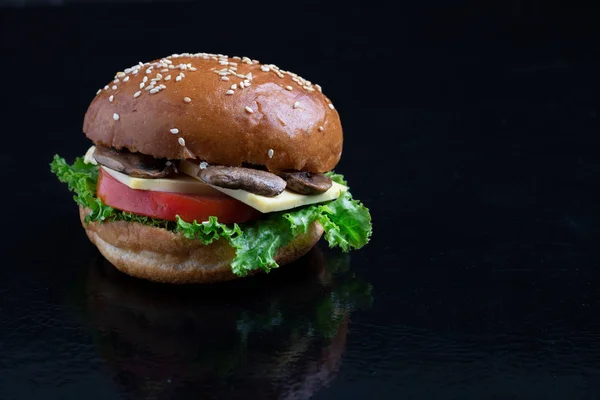 Hambúrguer Com Alface Tomate Molho Fluente Sobre Queijo — Fotografia de Stock