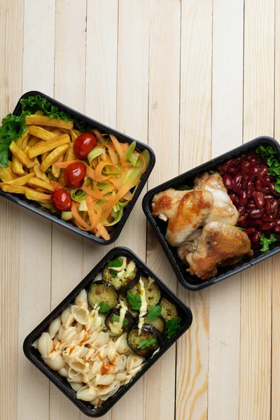 Foto verticale del pranzo di lavoro in scatole alimentari, ali di pollo arrosto, verdure al vapore, carne stufata, pasto pronto da mangiare — Foto Stock