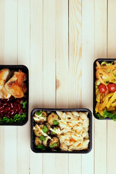 Pranzo di lavoro in scatole di cibo, ali di pollo arrosto, verdure al vapore, stufati di carne, piatti pronti da mangiare — Foto Stock