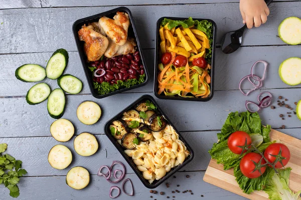 Бизнес-ланч в коробках с едой, жареные куриные крылышки, овощи на пару, тушеное мясо, готовая еда — стоковое фото