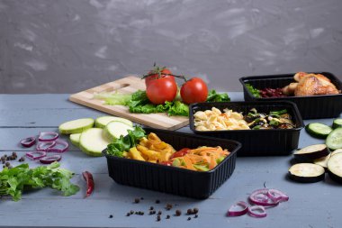 gri arka plan, kızarmış et ve sebze iş öğle yemeği