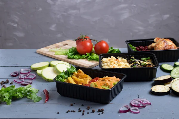 Pranzo di lavoro su sfondo grigio, frittura di carne e verdure — Foto Stock