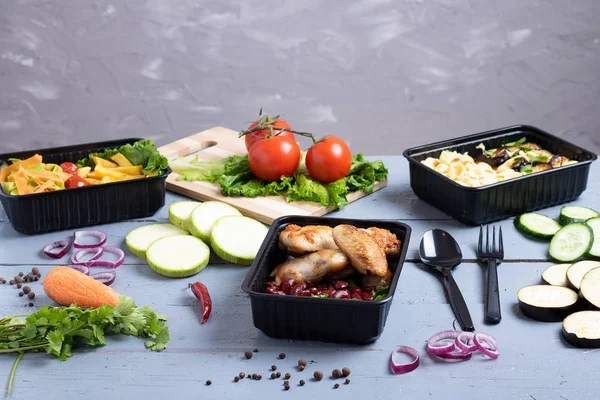 Pranzo di lavoro in scatole di cibo, ali di pollo arrosto, verdure al vapore, stufati di carne, piatti pronti da mangiare — Foto Stock