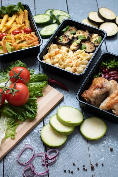 Бизнес-ланч в коробках с едой, жареные куриные крылышки, овощи на пару, тушеное мясо, готовая еда — стоковое фото