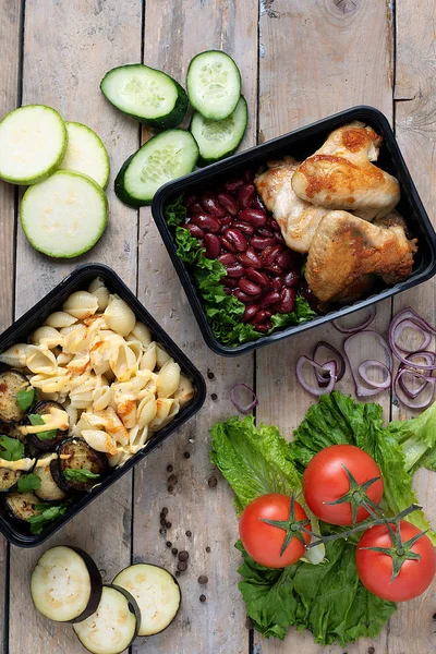 Pranzo di lavoro in scatole di cibo, ali di pollo arrosto, verdure al vapore, stufati di carne, piatti pronti da mangiare — Foto Stock