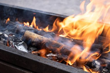et ve patates pişirmek için barbekü şenlik ateşi