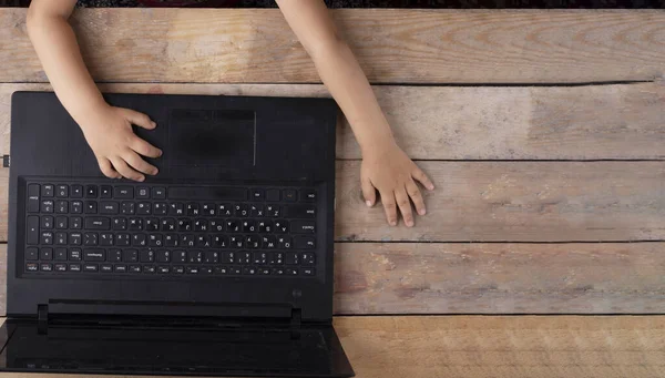 Laptop y las manos de la muchacha, vista superior. Ver en línea — Foto de Stock