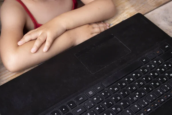 Chica sentada en el ordenador portátil, viendo dibujos animados en línea — Foto de Stock