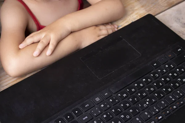 Kız dizüstü bilgisayarda oturmuş, internetten çizgi film izliyor.