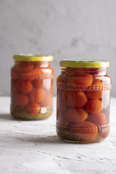 Tomates em conserva em jarros de vidro, close-up. Com endro e alho — Fotografia de Stock