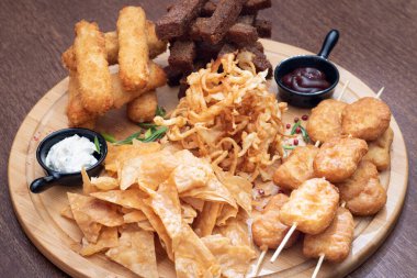 Fast food yeme konsepti, cips ve sos. Kimse, yukarıdan bak.