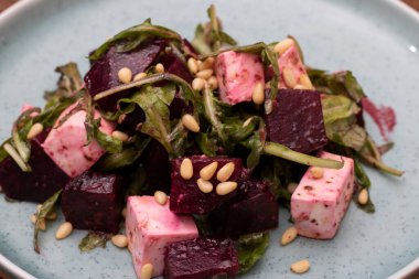 Ceviz, kuru üzüm ve maydanozlu kırmızı pancar salatası. Peynir. Teslimat konsepti